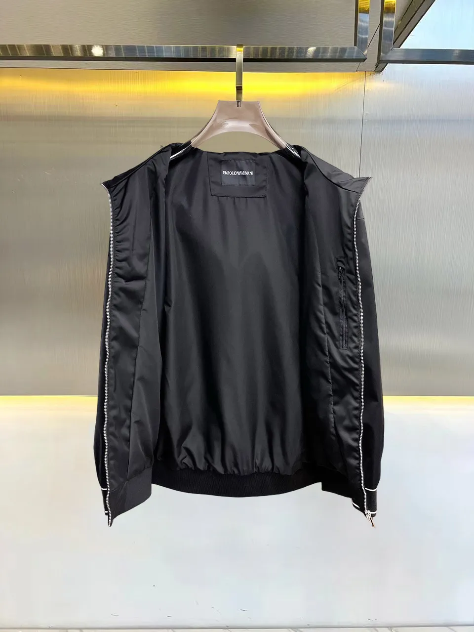 Armani official website Same Style, complete with three labels, on sale in advance. 2026 Autumn and Winter New Arrival men's jacket, Original with complete three labels, Premium version. Custom-made fabrics at the counter. Breathable, high comfort, impeccable details, brand element design concept, reflecting high quality. It feels delicate and soft, presents a casual cut, and has a great upper body shape. Sizes: M～3XL,